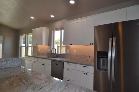 Kitchen - 282 Gamay Dr, Cave Junction, OR 97523 photo 4 of 7