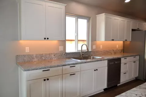 Kitchen - 282 Gamay Dr, Cave Junction, OR 97523 photo 5 of 7