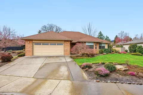 905 Cypress Point Loop, Ashland, OR 97520