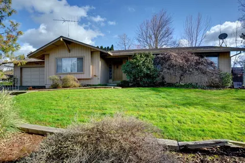 2892 Crystal Dr, Medford, OR 97504
