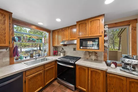 Kitchen - 17884 Flat Top Ln, Sunriver, OR 97707 photo 3 of 5
