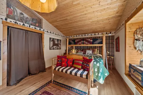 Bedroom - 17884 Flat Top Ln, Sunriver, OR 97707 photo 6 of 7