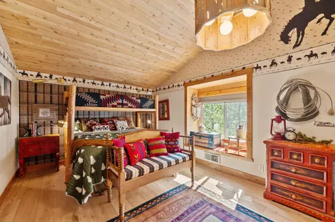 Bedroom - 17884 Flat Top Ln, Sunriver, OR 97707 photo 5 of 7