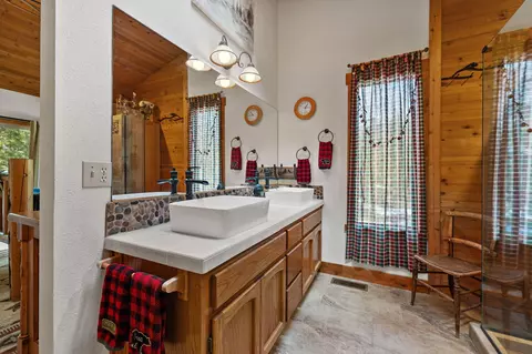 Bath - 17884 Flat Top Ln, Sunriver, OR 97707 photo 3 of 4