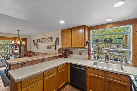 Kitchen - 17884 Flat Top Ln, Sunriver, OR 97707 photo 2 of 5