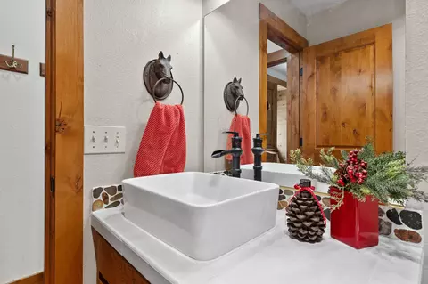 Bath - 17884 Flat Top Ln, Sunriver, OR 97707 photo 1 of 4
