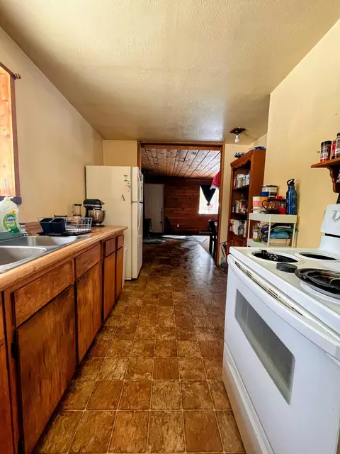 Kitchen - 17515 Holgate Ct, La Pine, OR 97739 photo 3 of 3