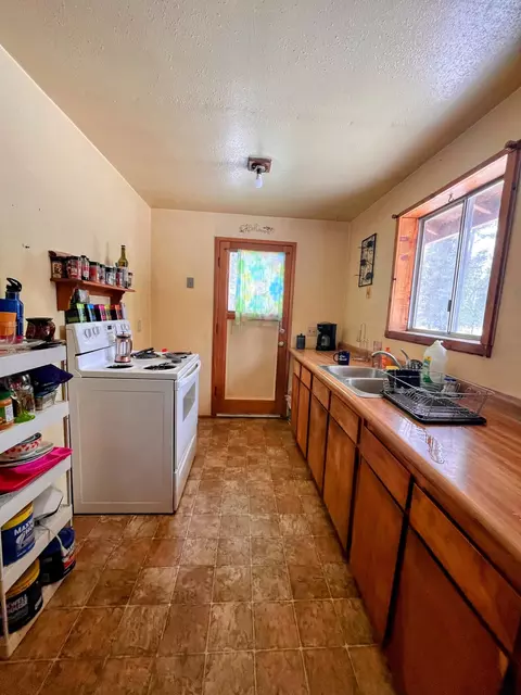 Kitchen - 17515 Holgate Ct, La Pine, OR 97739 photo 2 of 3