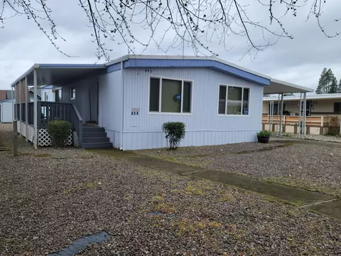 858 Roguelea Ln, Grants Pass, OR 97526