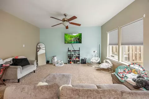 Living - 445 N N 9th St, Central Point, OR 97502 photo 1 of 1