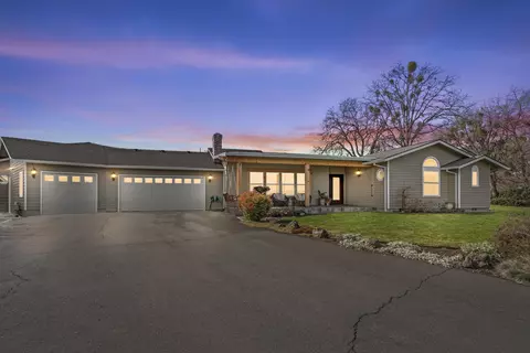 2911 Heritage Rd, Central Point, OR 97502