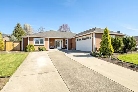 187 Prairie Landing Dr, Eagle Point, OR 97524