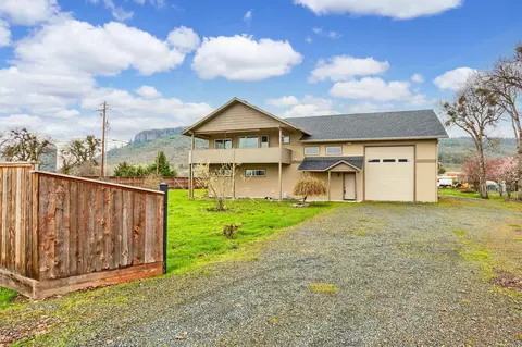 12045 Table Rock Rd, Central Point, OR 97502