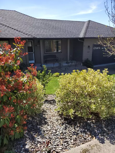 1067 NE Savage St, Grants Pass, OR 97526
