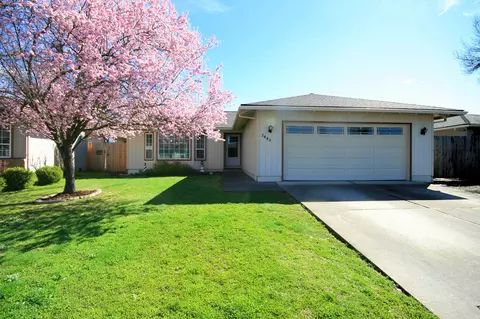 2440 Powell St, Medford, OR 97504