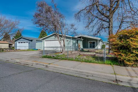 1300 Brentcrest Dr, Medford, OR 97501