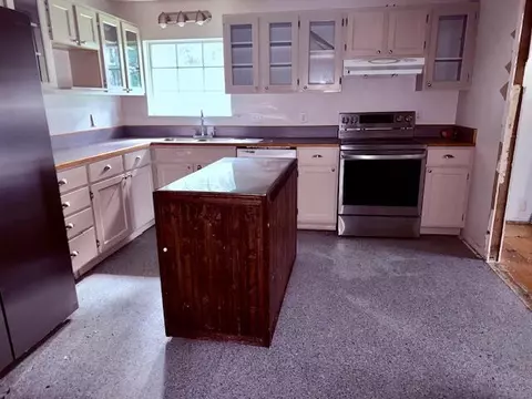 Kitchen - 8225 Evans Creek Rd, Rogue River, OR 97537 photo 1 of 2
