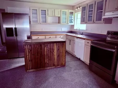 Kitchen - 8225 Evans Creek Rd, Rogue River, OR 97537 photo 2 of 2