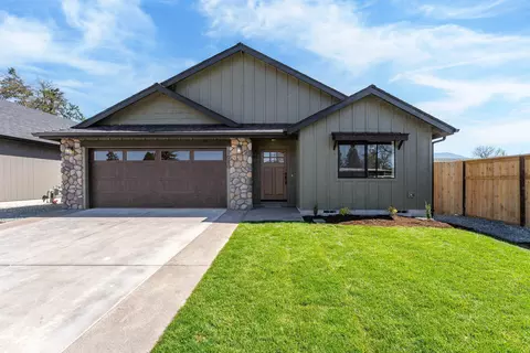 1080 River Mist Ln, Grants Pass, OR 97527
