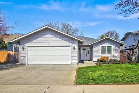 844 Gold Ct, Grants Pass, OR 97527