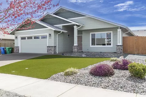 2711 SW Swopes Dr, Grants Pass, OR 97527