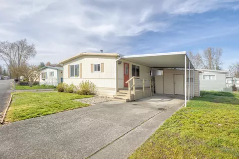 303 Sandlewood Dr, Grants Pass, OR 97526