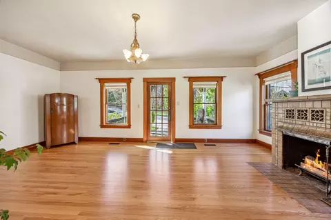 Living - 102 Granite St, Ashland, OR 97520 photo 1 of 10