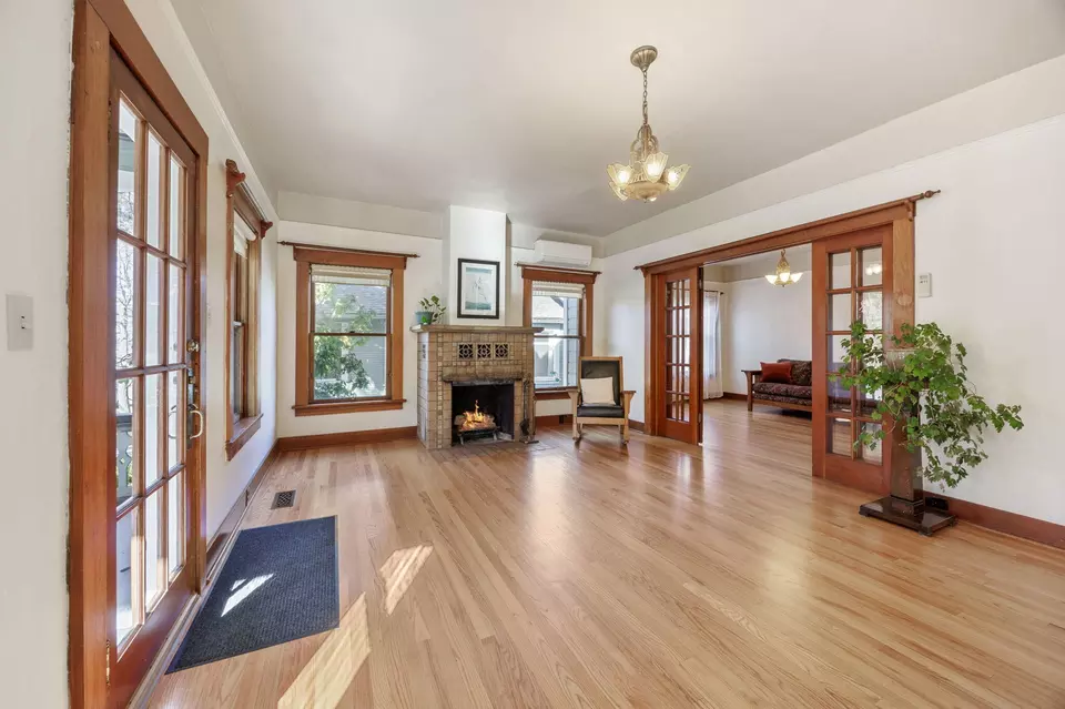 Living - 102 Granite St, Ashland, OR 97520 photo 2 of 10