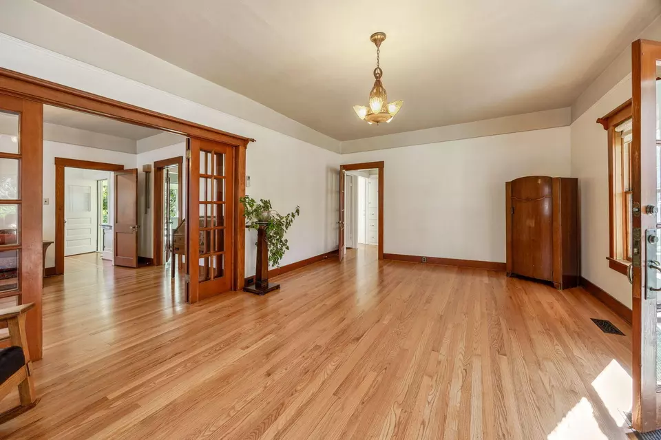 Living - 102 Granite St, Ashland, OR 97520 photo 7 of 10