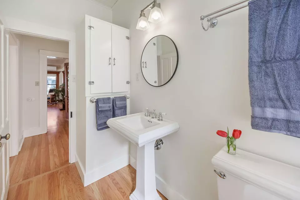 Bath - 102 Granite St, Ashland, OR 97520 photo 2 of 2