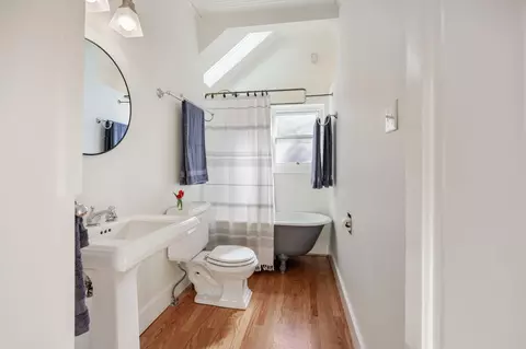 Bath - 102 Granite St, Ashland, OR 97520 photo 1 of 2