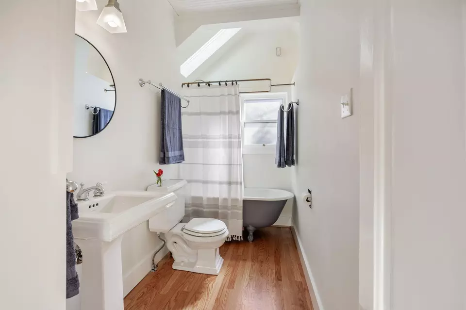 Bath - 102 Granite St, Ashland, OR 97520 photo 1 of 2