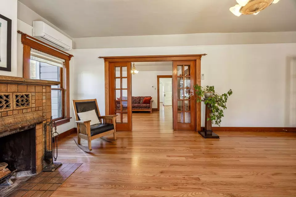 Living - 102 Granite St, Ashland, OR 97520 photo 5 of 10