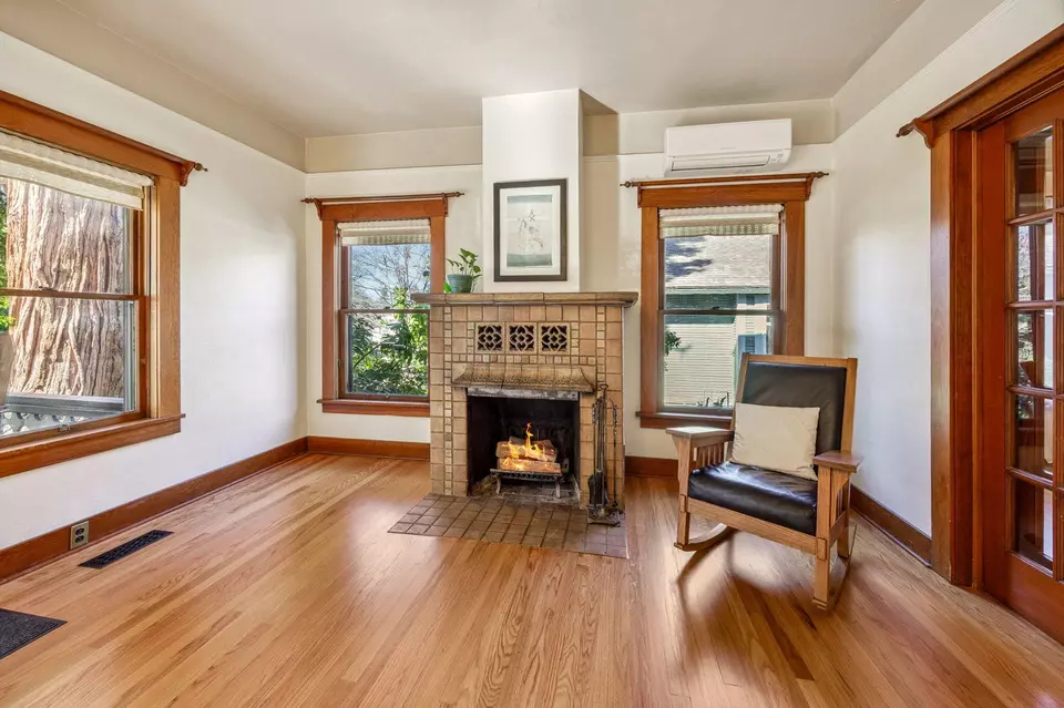 Living - 102 Granite St, Ashland, OR 97520 photo 4 of 10