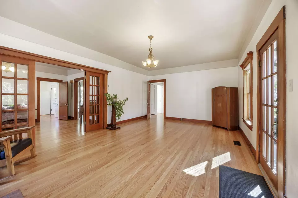 Living - 102 Granite St, Ashland, OR 97520 photo 3 of 10