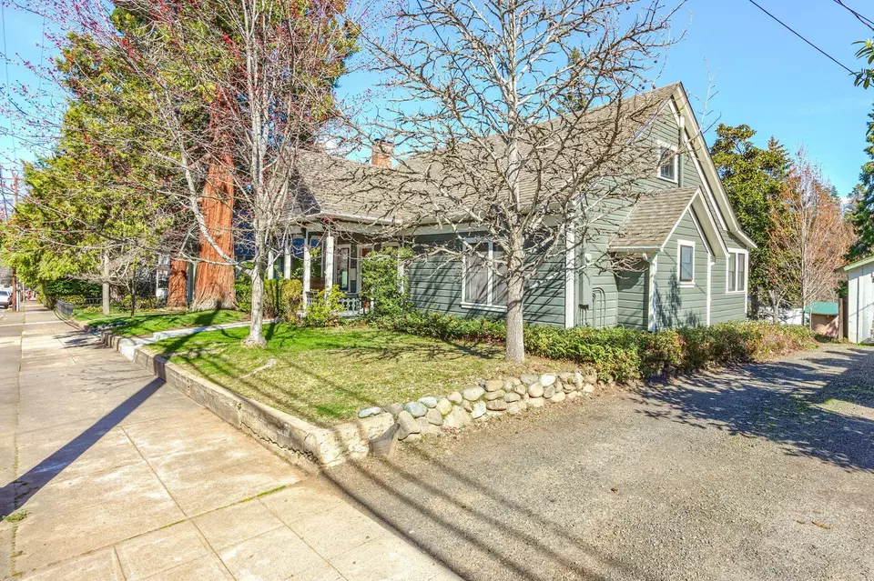 Exterior - 102 Granite St, Ashland, OR 97520 photo 2 of 13