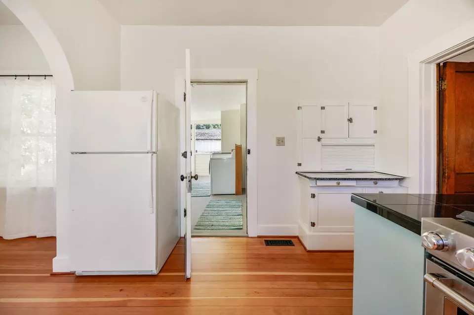 Entry Way - 102 Granite St, Ashland, OR 97520 photo 4 of 5