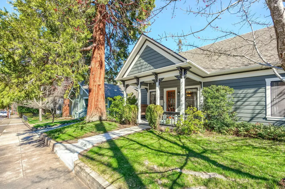 Exterior - 102 Granite St, Ashland, OR 97520 photo 3 of 13