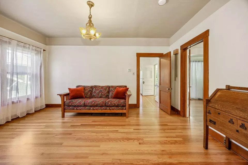 Living - 102 Granite St, Ashland, OR 97520 photo 8 of 10