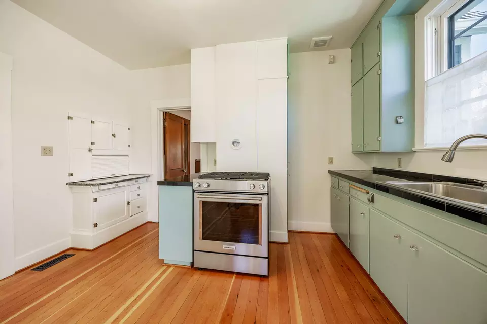 Kitchen - 102 Granite St, Ashland, OR 97520 photo 2 of 3