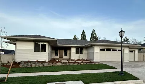542 Autumn Hills Dr, Medford, OR 97504