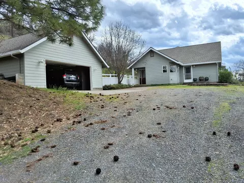 526 Wedgewood Dr, Eagle Point, OR 97524 photo 3