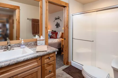 Bath - 53010 Bridge Dr, La Pine, OR 97739 photo 5 of 6