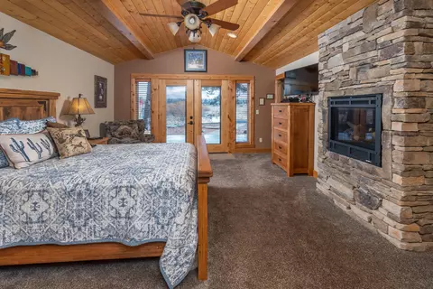 Bedroom - 53010 Bridge Dr, La Pine, OR 97739 photo 2 of 7