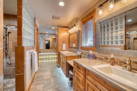 Bath - 53010 Bridge Dr, La Pine, OR 97739 photo 3 of 6