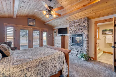 Bedroom - 53010 Bridge Dr, La Pine, OR 97739 photo 1 of 7