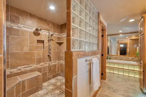 Bath - 53010 Bridge Dr, La Pine, OR 97739 photo 4 of 6