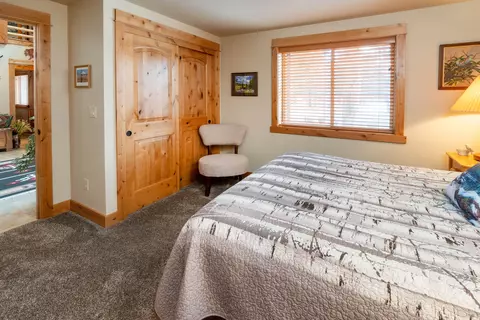 Bedroom - 53010 Bridge Dr, La Pine, OR 97739 photo 4 of 7
