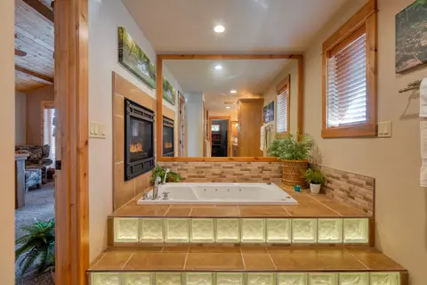 Bath - 53010 Bridge Dr, La Pine, OR 97739 photo 2 of 6
