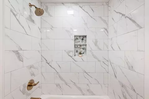 Bath - 20356 Shahala Ct, Bend, OR 97702 photo 3 of 6